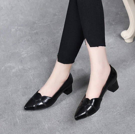 Glänzende Chunky Heels mit spitzer Zehe R&B R&B