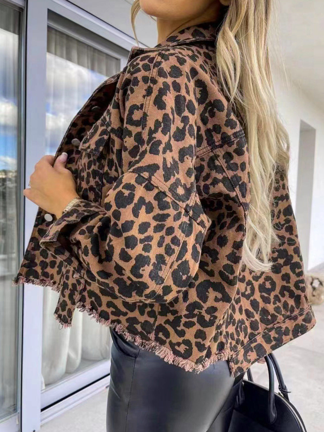 R&B | Raw Hem Leopardenkragen Denimjacke