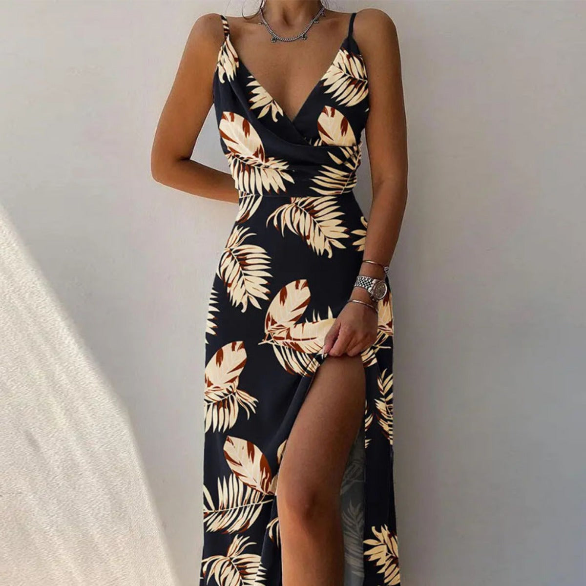 R&B | Kleid mit Hosenträgern und V-Ausschnitt mit geteiltem Print
