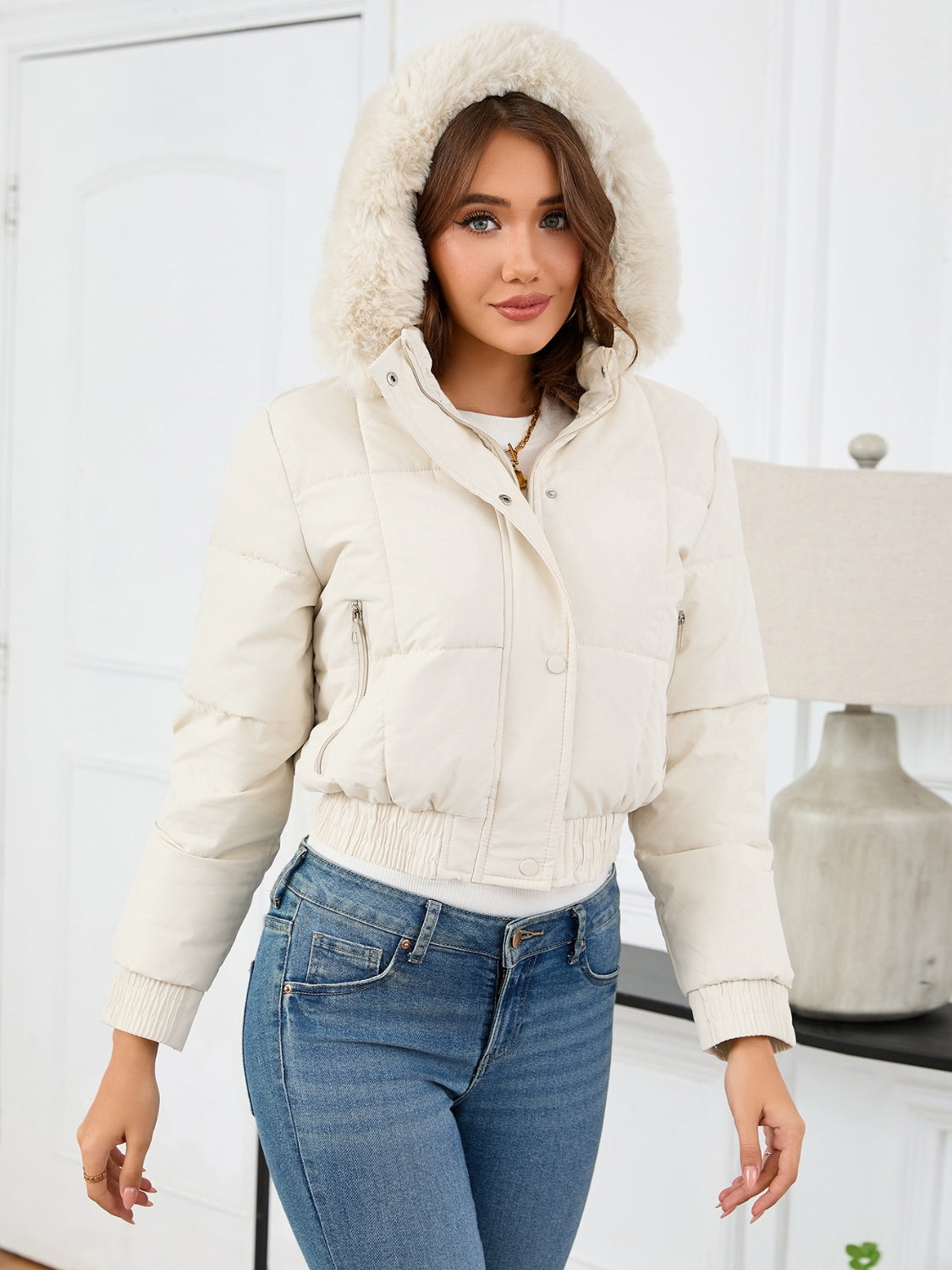 R&B | Wattierte Winterjacke mit Pelzkapuze und Taschen