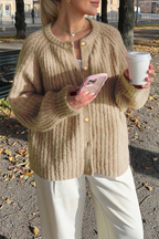 R&B | Lässiger Strickpullover mit Knöpfen und Rundhalsausschnitt. Oberbekleidung