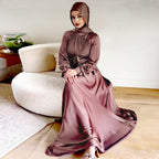 R&B | Elegant Satin GR&Bundenes Kleid