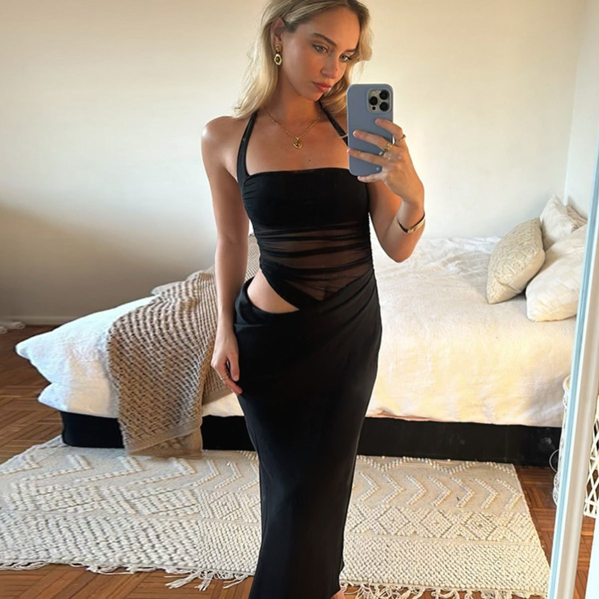 R&B | Schmal geschnittenes Kleid mit rückenfreien Netznähten