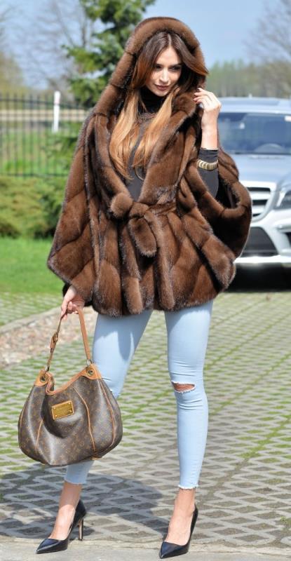Damen Elegantes Kunstpelz-Cape mit voluminösem Kapuzenkragen und Gürtel R&B