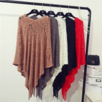 Damen Strickponcho mit fransigen Details und luftiger Lochstruktur