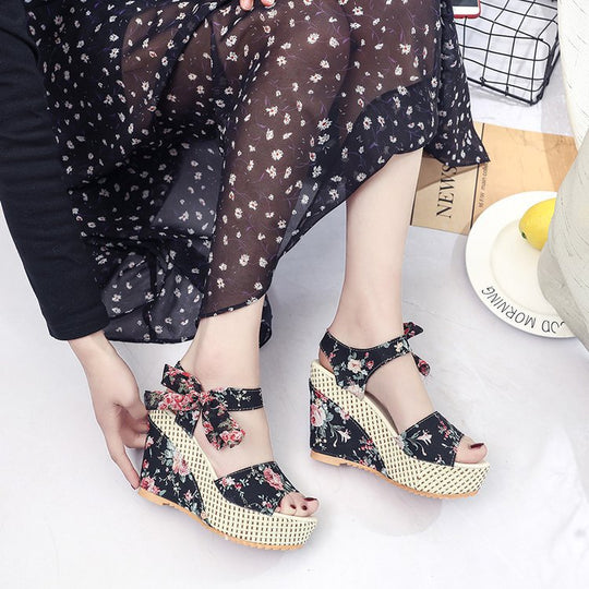 Damen Wedge-Sandalen mit floralem Design und komfortabler Riemenverzierung R&B
