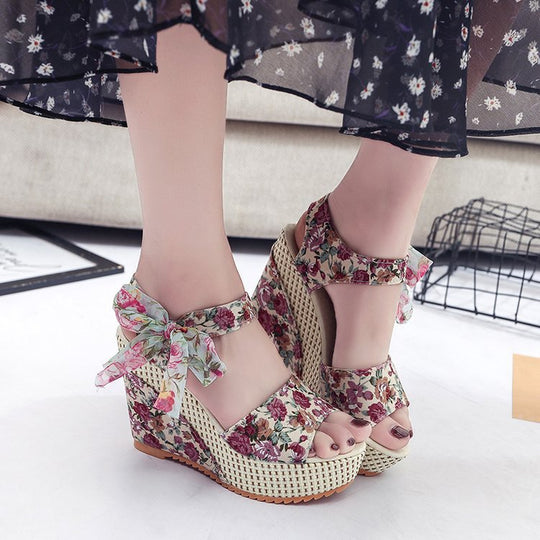Damen Wedge-Sandalen mit floralem Design und komfortabler Riemenverzierung R&B