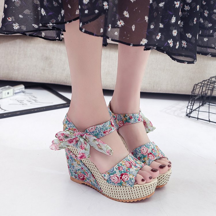 Damen Wedge-Sandalen mit floralem Design und komfortabler Riemenverzierung R&B