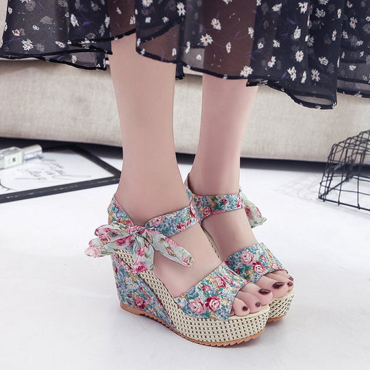 Damen Wedge-Sandalen mit floralem Design und komfortabler Riemenverzierung R&B