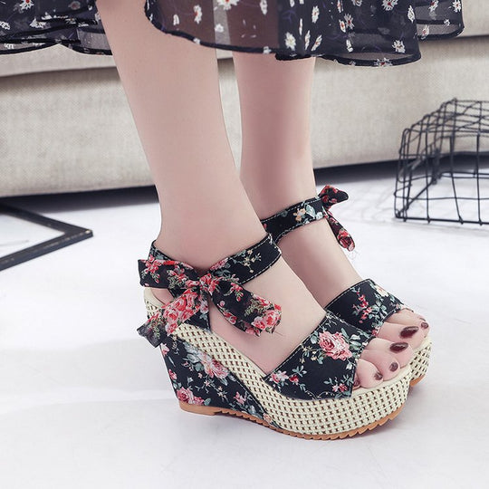 Damen Wedge-Sandalen mit floralem Design und komfortabler Riemenverzierung R&B