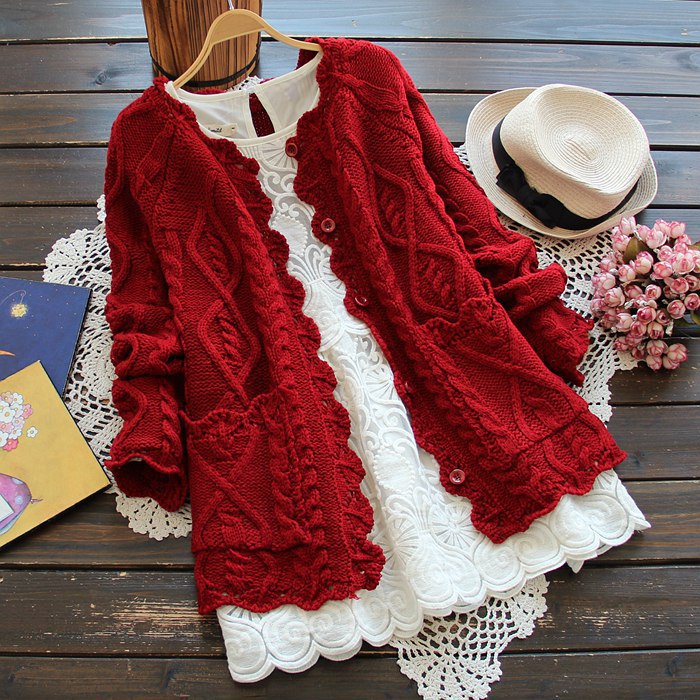 Damen Strickjacke mit kunstvollen Zopfdetails und romantischen Rüschenelementen