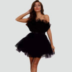 Trägerloses Tüllkleid mit geschichtetem Rock