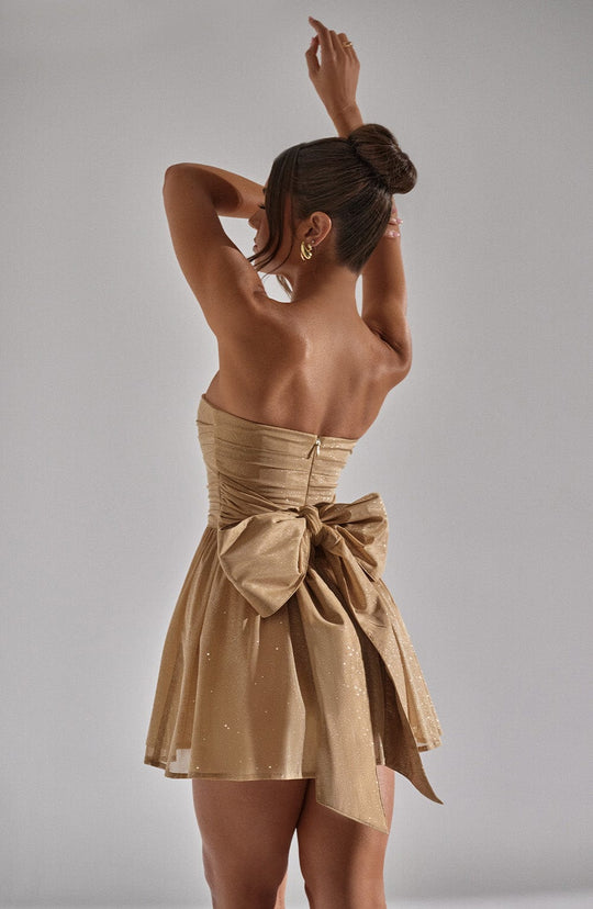 Trendiges goldenes Kleid mit Glitzer