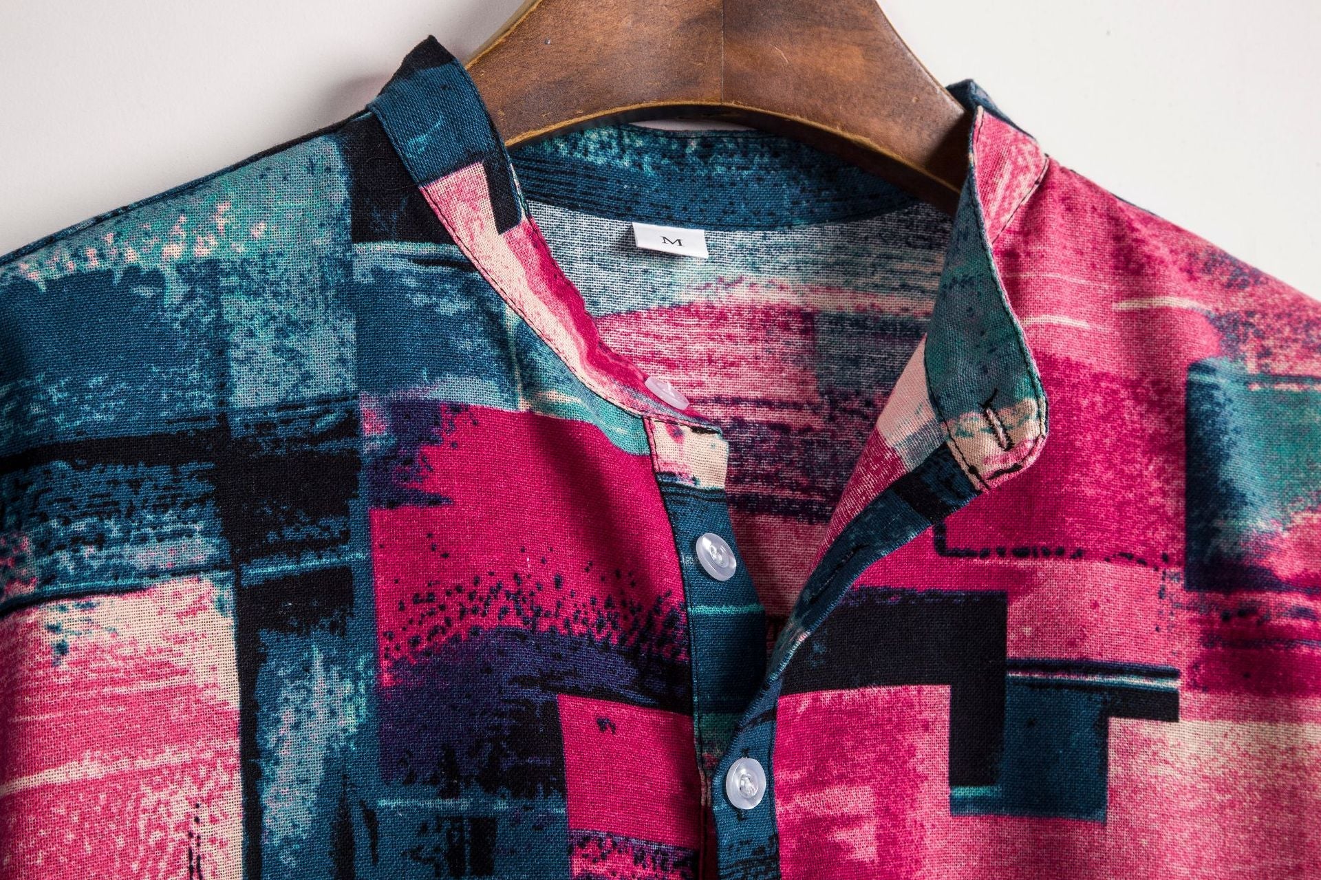 Herren Kurzarmhemd mit button-down Kragen und modernem Grafikdruck