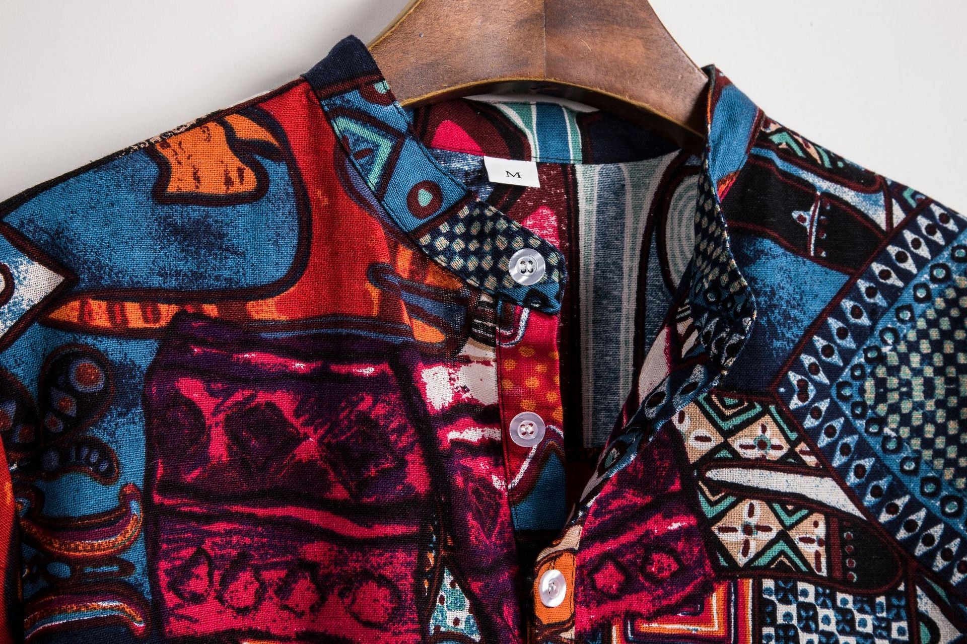 Herren Kurzarmhemd im kreativen Medley-Design mit Stehkragen und Knopfdetails