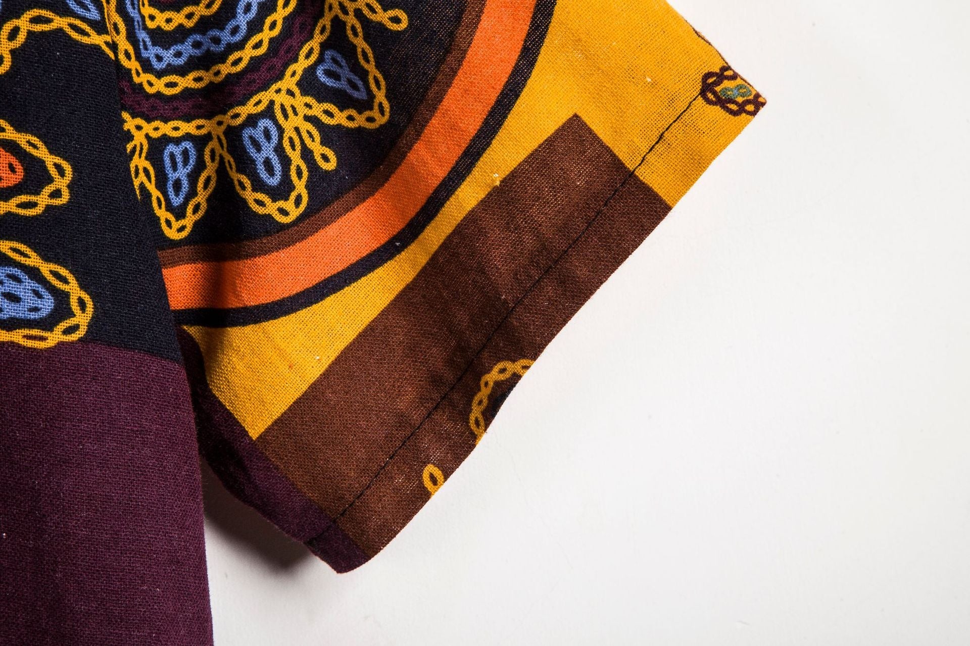 Herren Kurzarmhemd mit afric-inspired Mustern und lässigem Henley-Ausschnitt