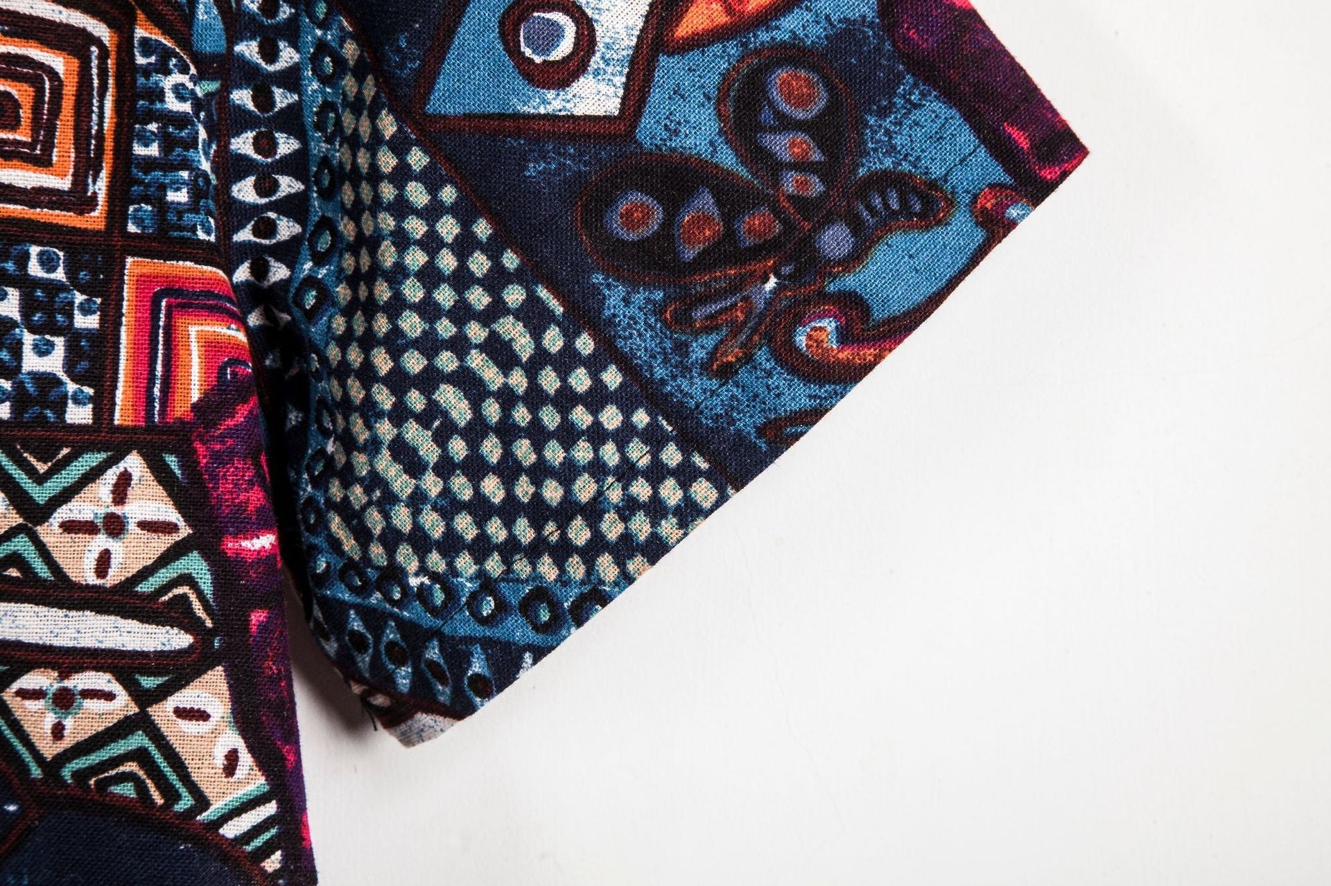 Herren Kurzarmhemd mit einzigartigem Grafikdesign und stilvollen Taschen