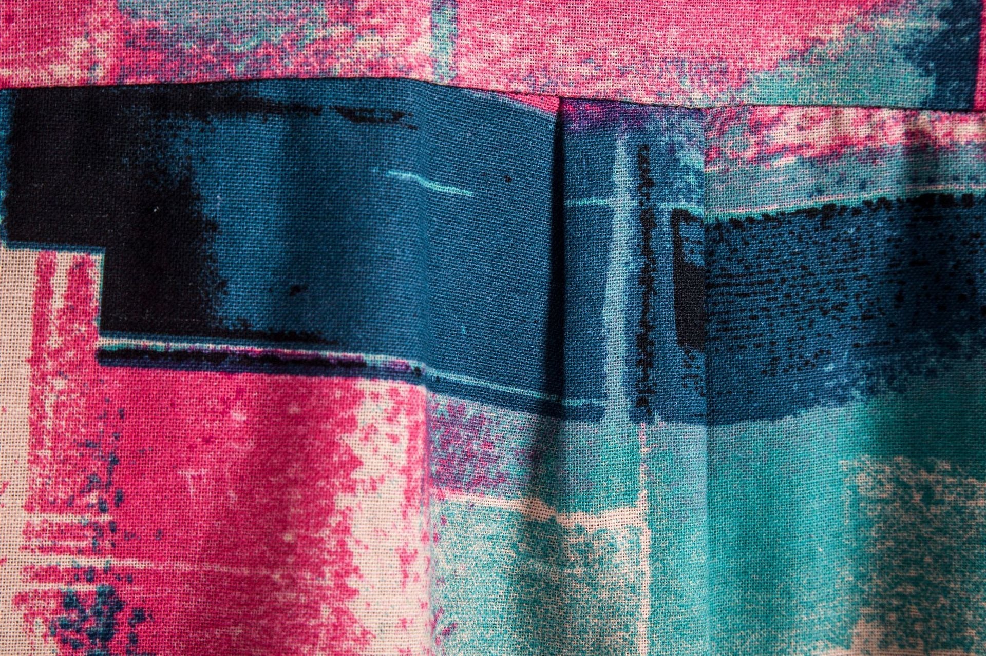 Herren Kurzarmhemd mit button-down Kragen und modernem Grafikdruck