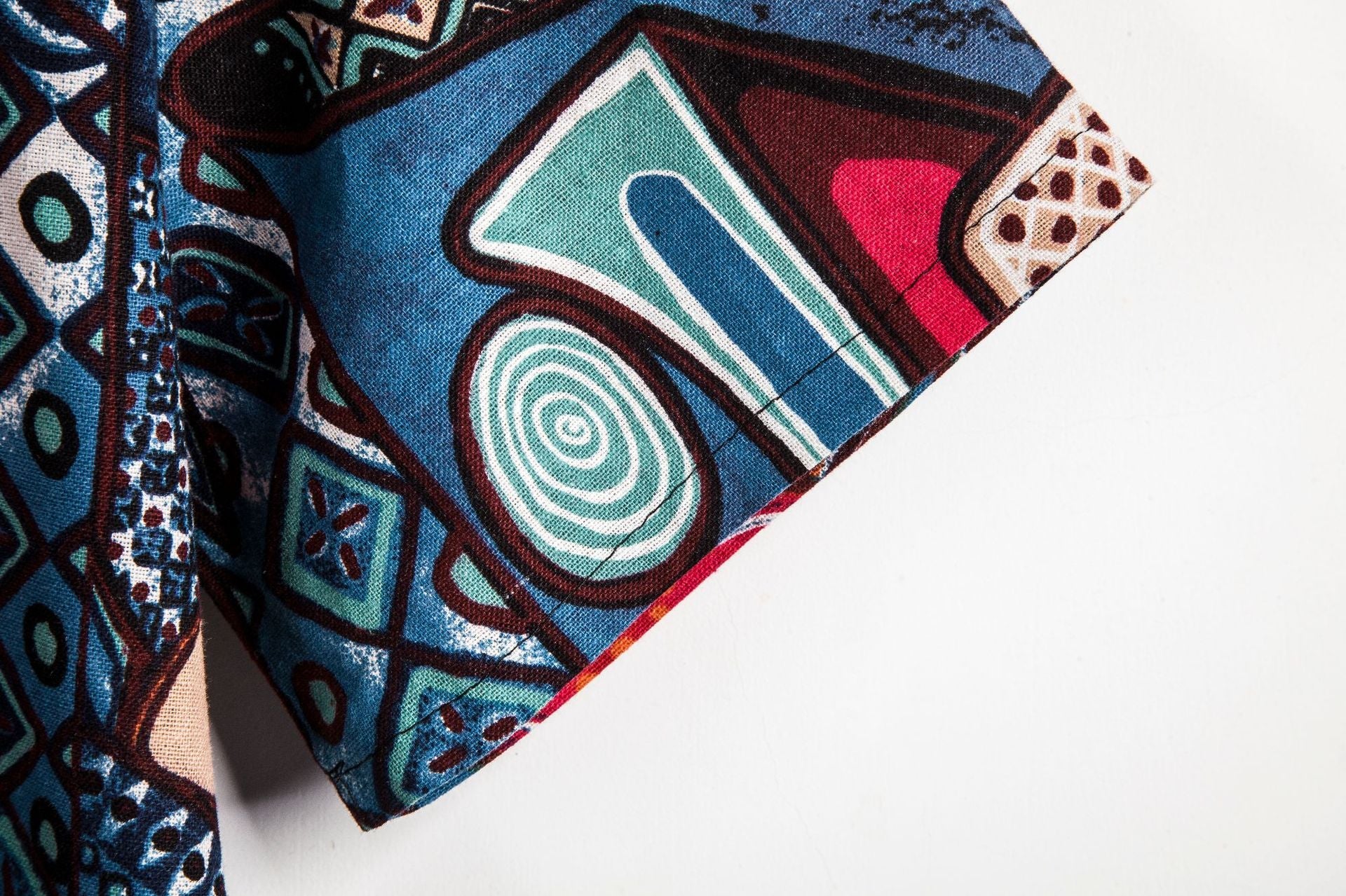 Herren Kurzarmhemd im kreativen Medley-Design mit Stehkragen und Knopfdetails