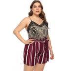 Damen elegant geschnittene gestreifte Shorts mit dekorativem Bindegürtel R&B