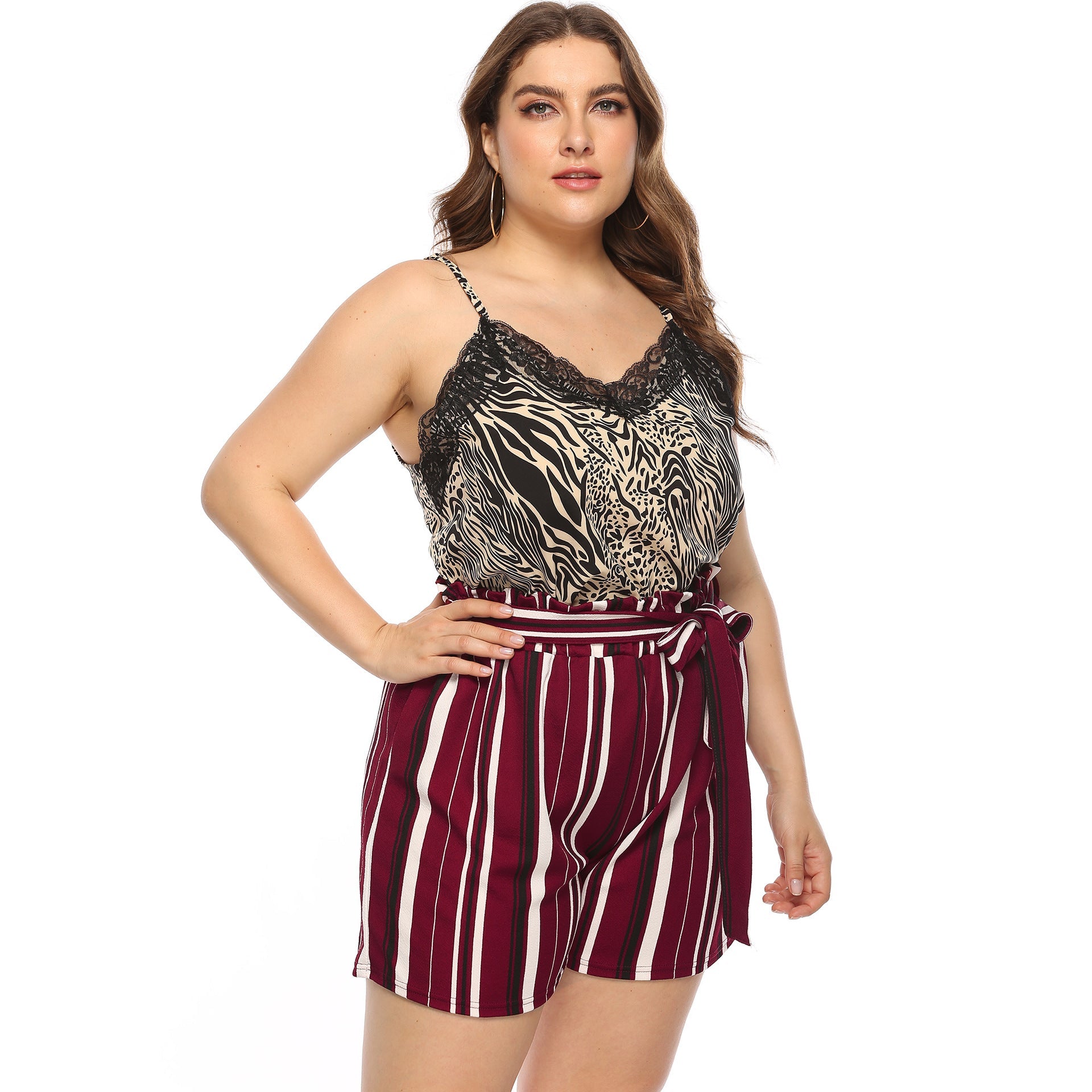 Damen elegant geschnittene gestreifte Shorts mit dekorativem Bindegürtel R&B