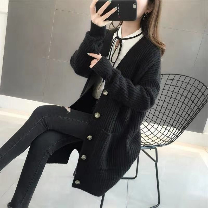 Damen Grobstrick Cardigan mit tiefem V-Ausschnitt und eleganten Knopfdetails R&B