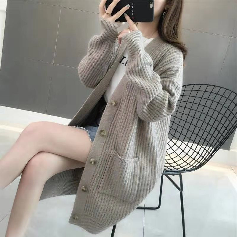 Damen Grobstrick Cardigan mit tiefem V-Ausschnitt und eleganten Knopfdetails R&B
