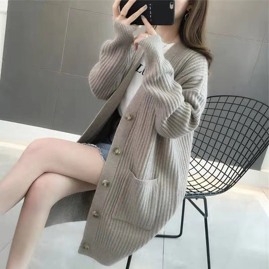 Damen Grobstrick Cardigan mit tiefem V-Ausschnitt und eleganten Knopfdetails R&B