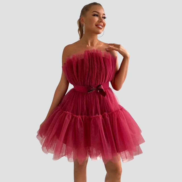 Trägerloses Tüllkleid mit geschichtetem Rock