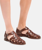 Modische Sandalen mit Riemen und einem eleganten Schnitt