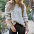 Damen Kuscheliger Strickpullover mit strukturiertem Zopfmuster und voluminösen Ärmeln R&B