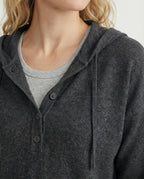Damen Modetrends 2026 lässiges Kapuzenshirt mit kurzer Knopfleiste und weite Jogginghose aus weicher Baumwollmischung R&B
