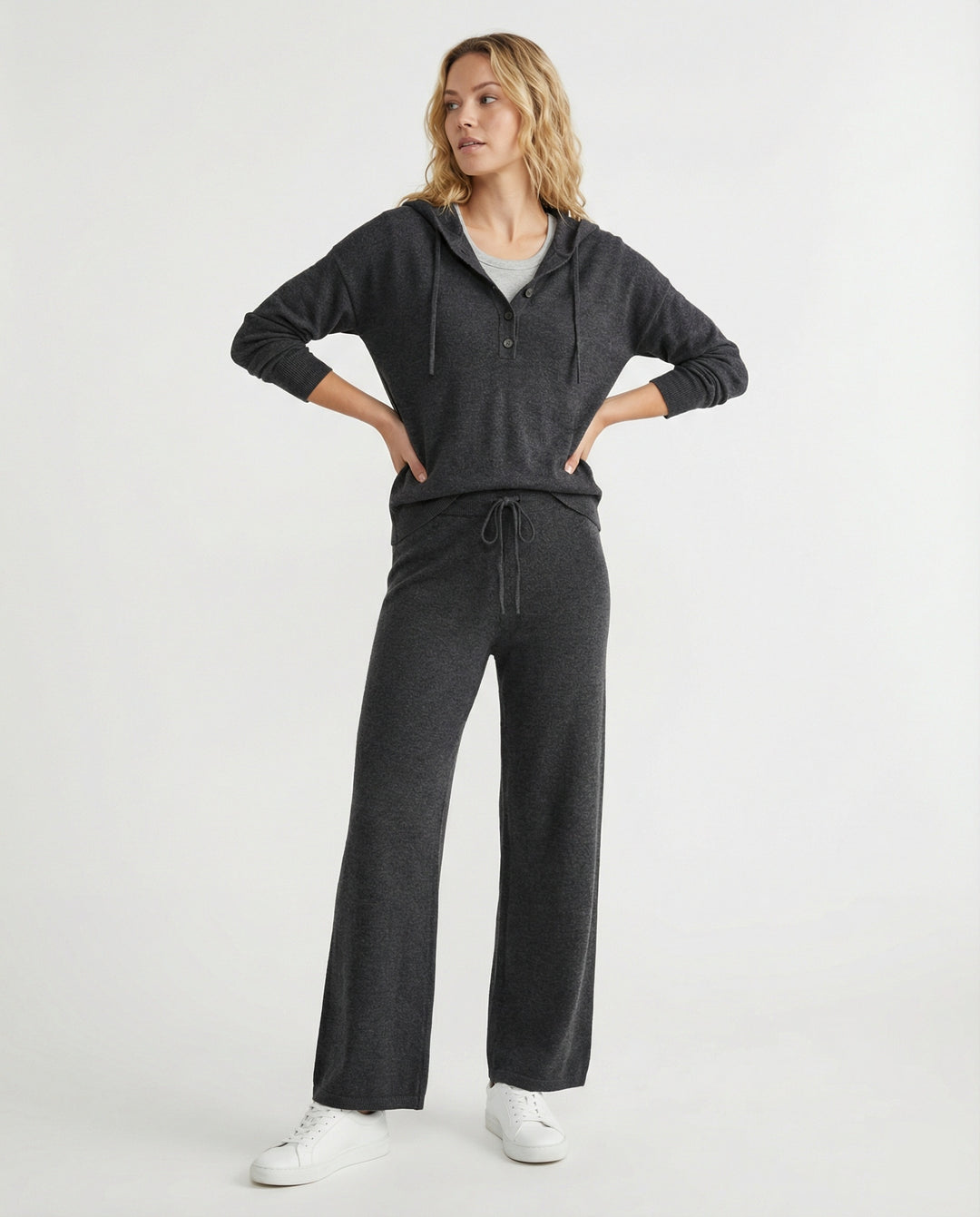 Damen Modetrends 2026 lässiges Kapuzenshirt mit kurzer Knopfleiste und weite Jogginghose aus weicher Baumwollmischung R&B