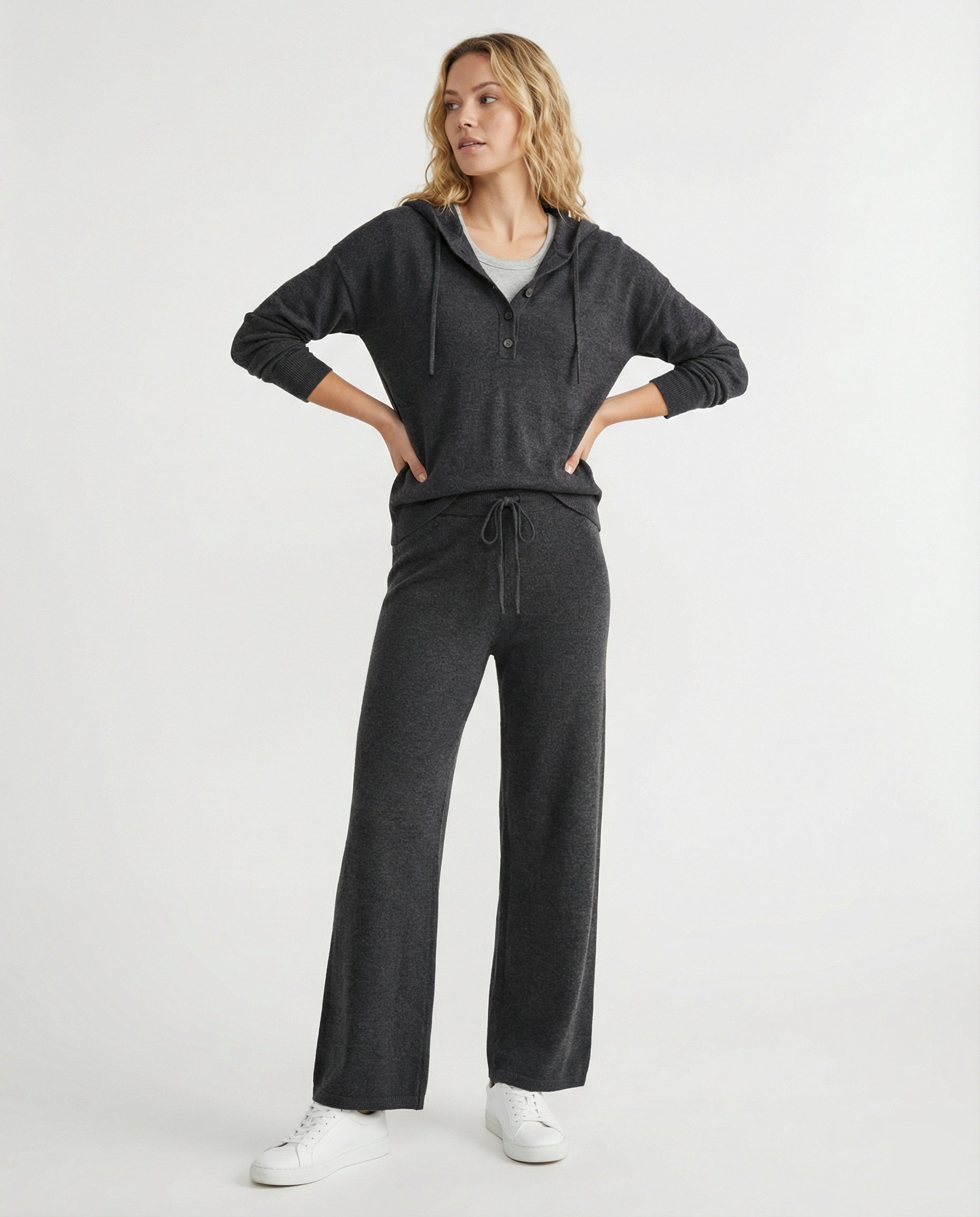 Damen Modetrends 2026 lässiges Kapuzenshirt mit kurzer Knopfleiste und weite Jogginghose aus weicher Baumwollmischung R&B
