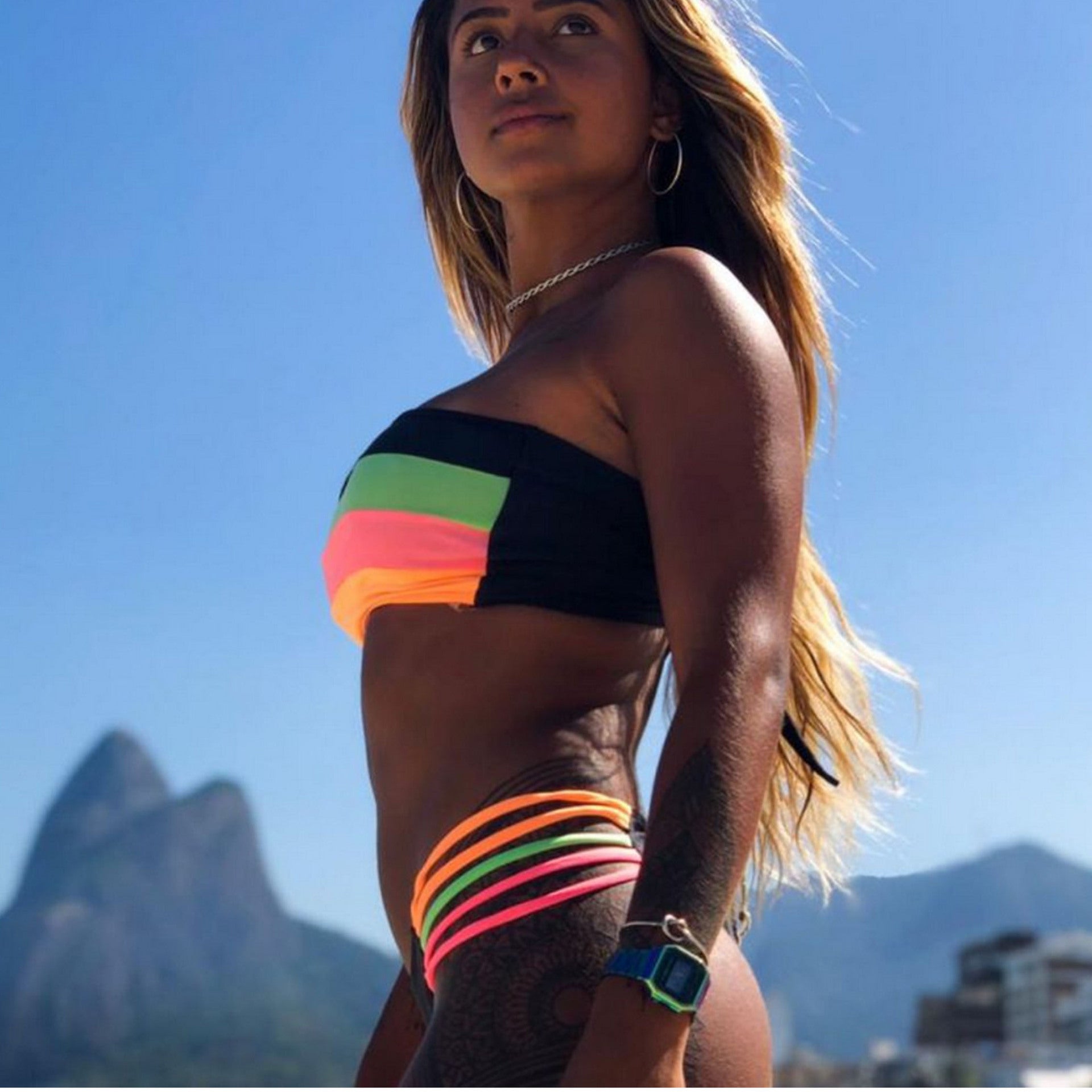 Damen Bandeau-Bikini mit modischen Querstreifen und elegantem Schnitt R&B