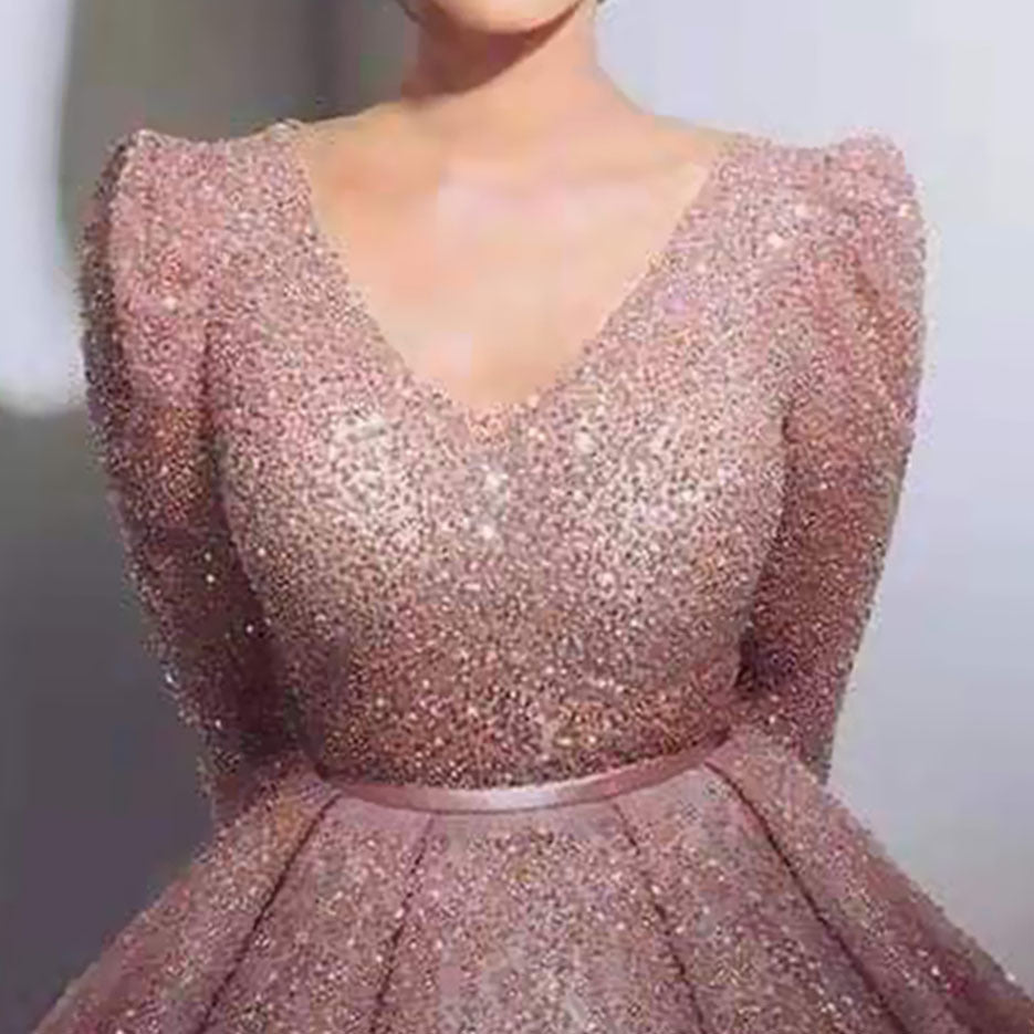 Damen Glamouröses Abendkleid mit funkelnden Applikationen und schwingendem Rock R&B