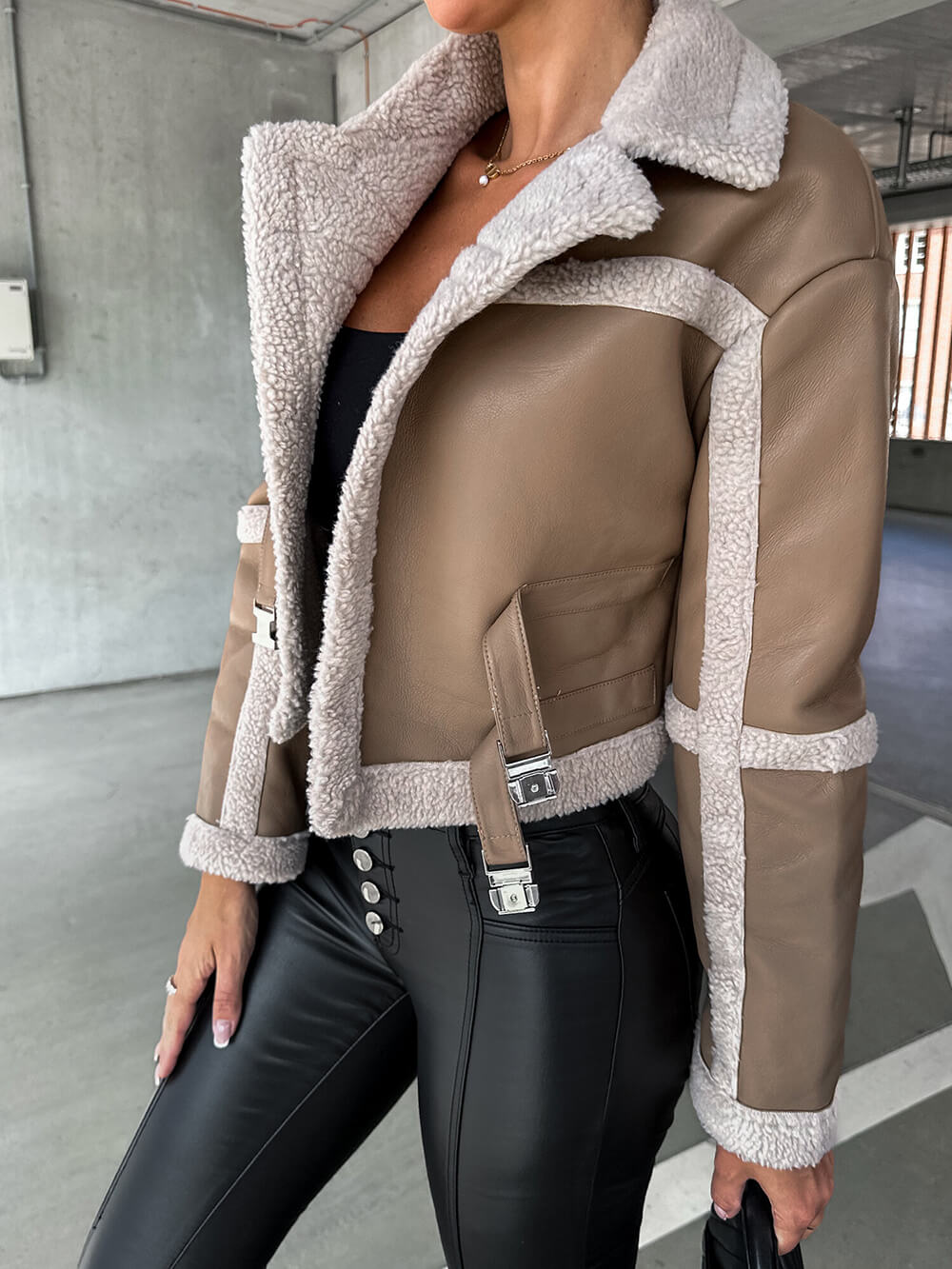 R&B | Elegante Lederjacke mit Plüschbesatz