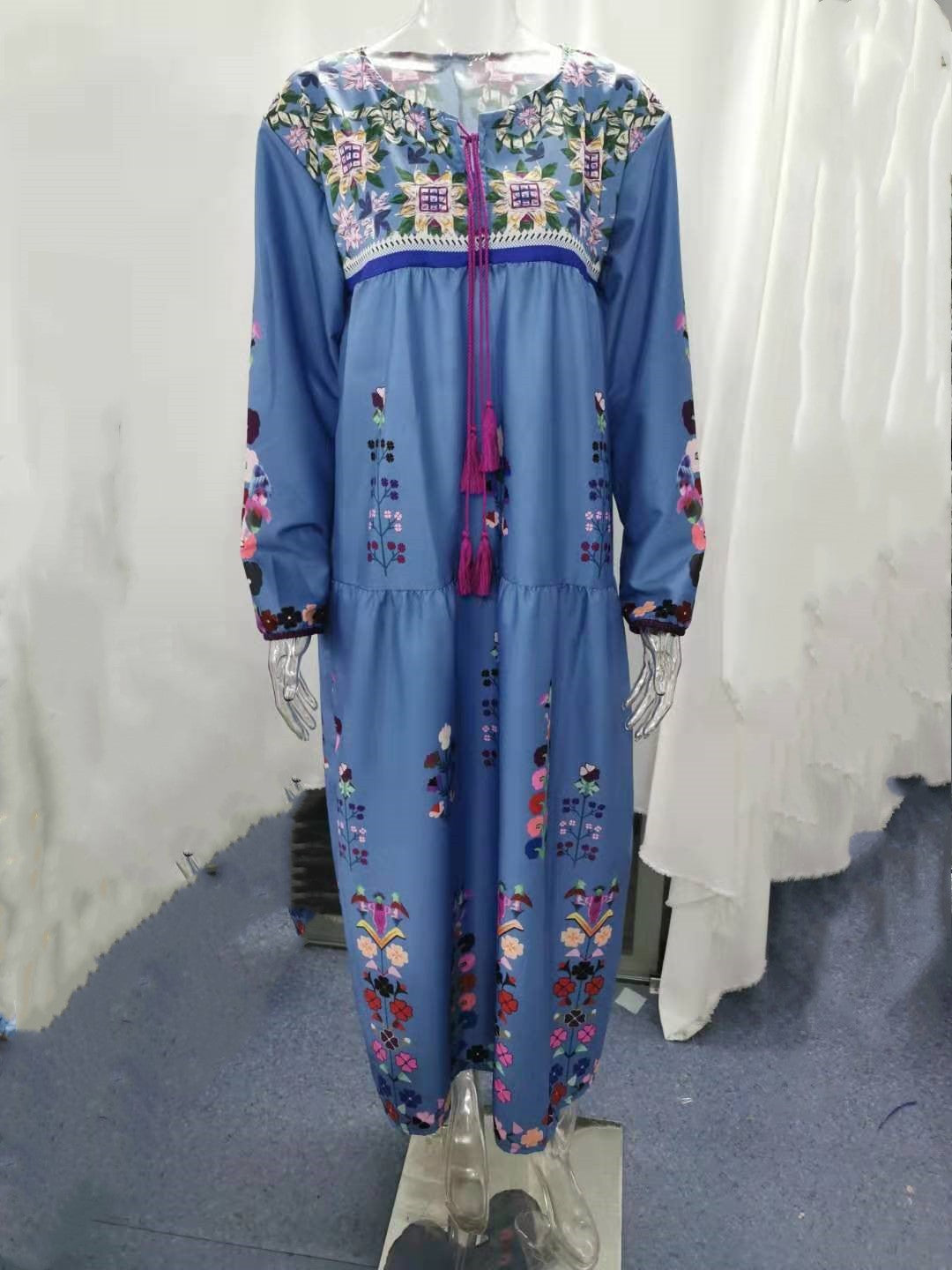 Damen nan besticktes Maxikleid mit langen Ärmeln, Quastenverschluss und folkloristischer Stickerei R&B