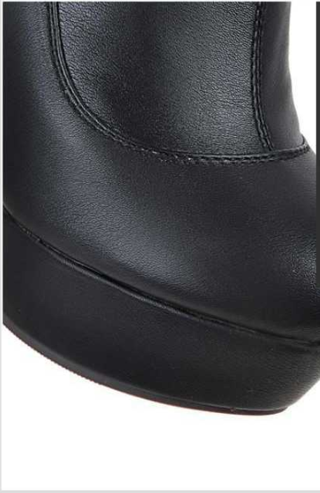 Kniehohe Stiefel mit wild hohen Absätzen