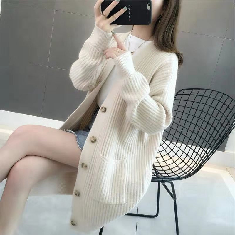Damen Grobstrick Cardigan mit tiefem V-Ausschnitt und eleganten Knopfdetails R&B