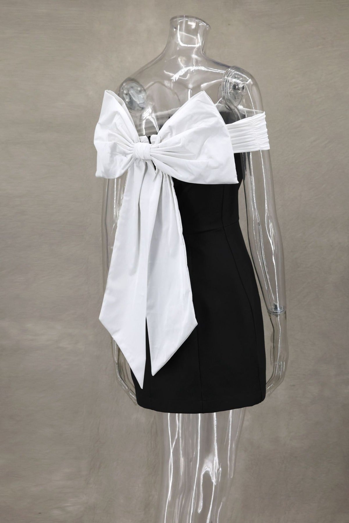 R&B | Ein-Wort-Schulter schwarz-weißes Kleid mit kontrastierender Schleife