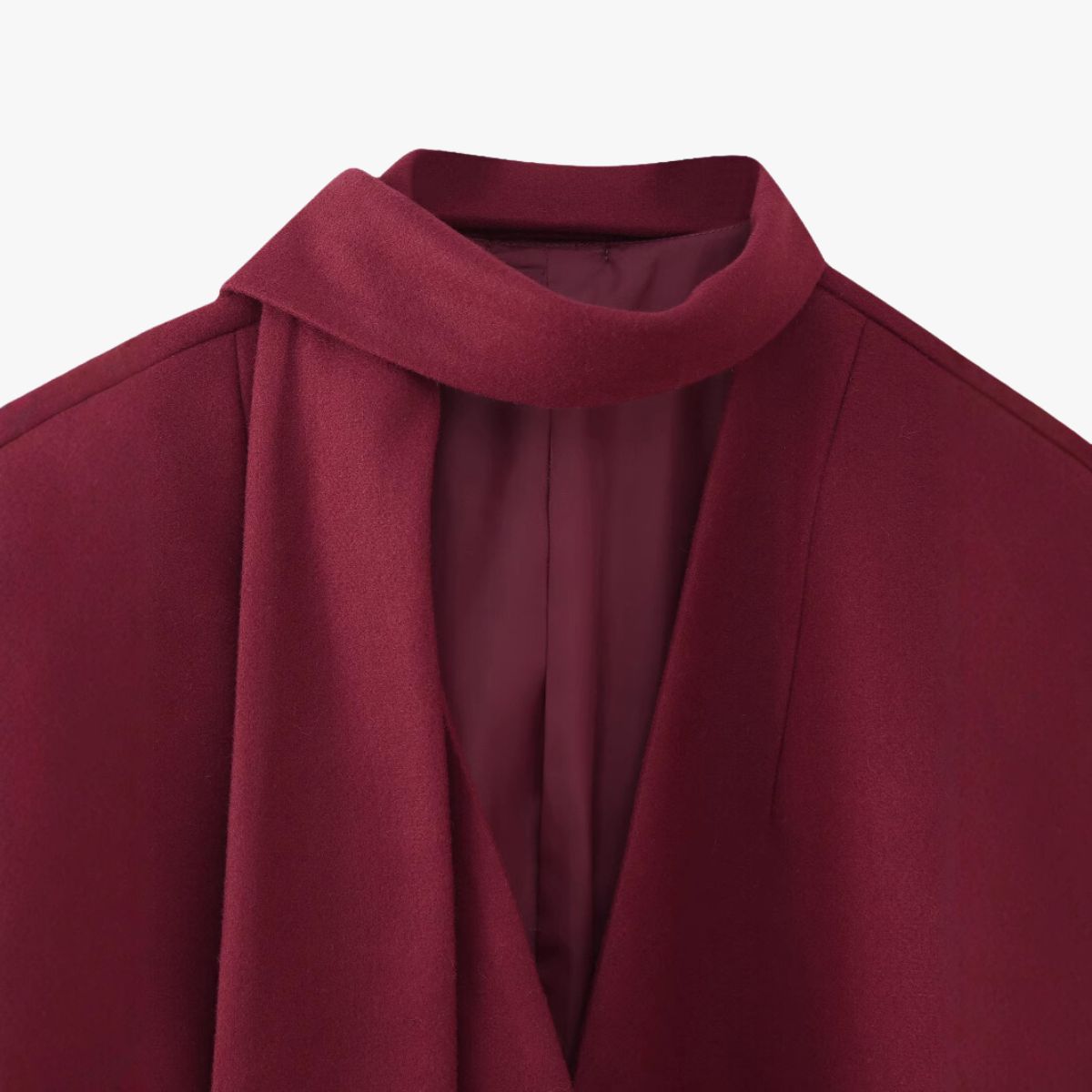 R&B | Moderner Kurzmantel in Bordeauxrot mit Schal Detail