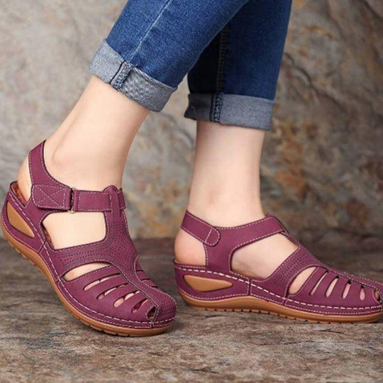 Ausgeschnittene Leder-Sandalen mit Knöchelriemen R&B R&B