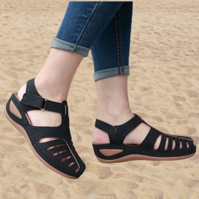 Ausgeschnittene Leder-Sandalen mit Knöchelriemen R&B R&B
