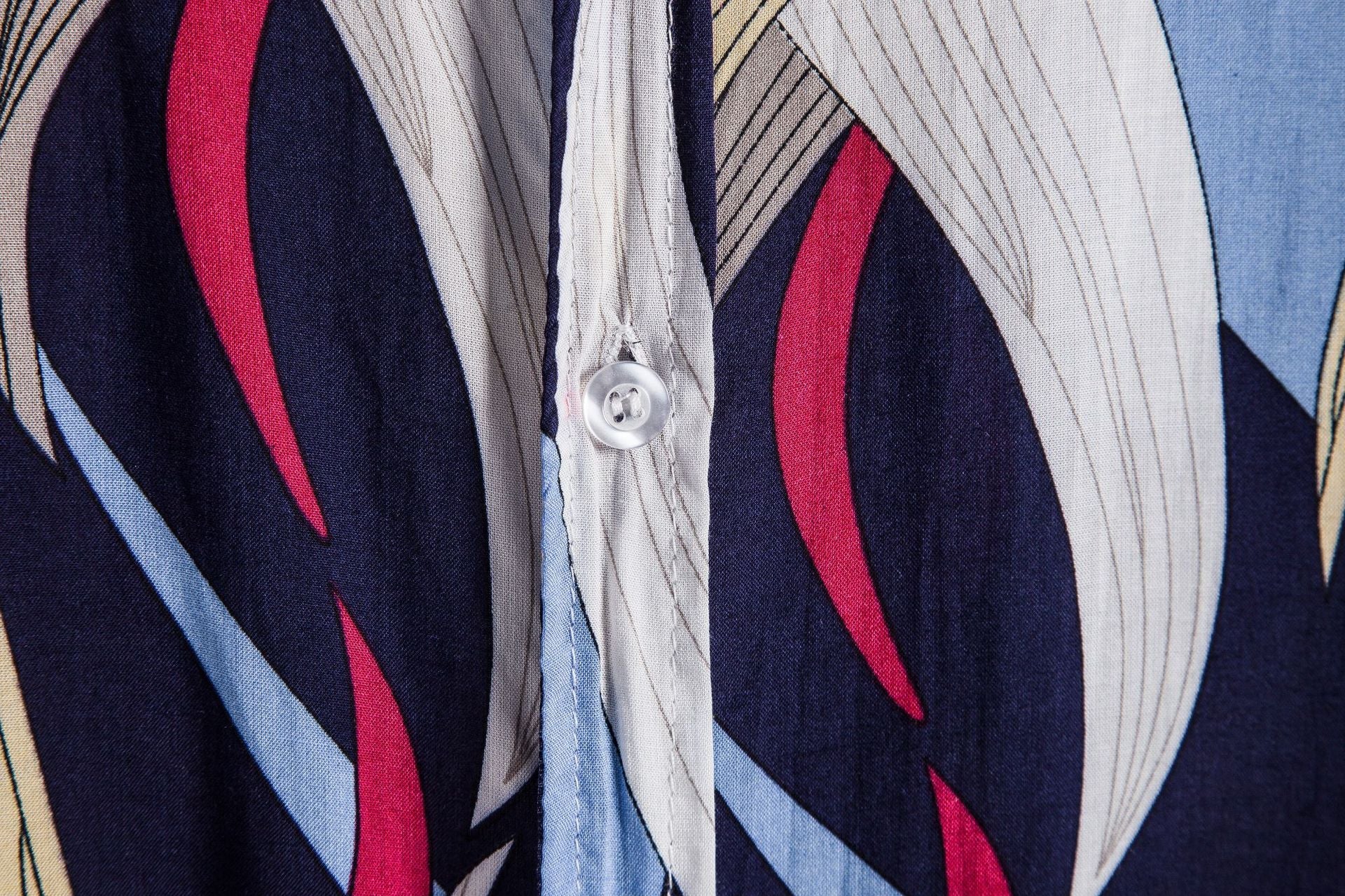 Damen Kurzarmhemd mit kreativem Wellenmuster und luftiger Passform