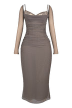 R&B | Elegantes Maxikleid mit tiefem Ausschnitt und langen Ärmeln