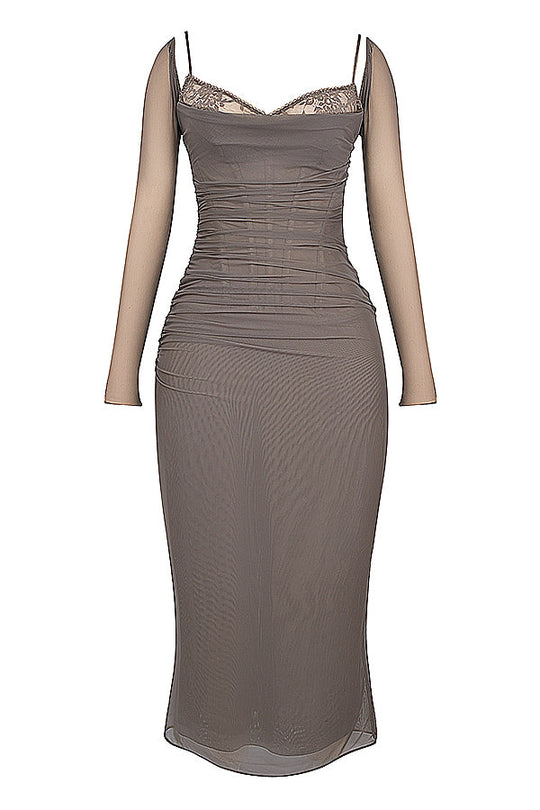 R&B | Elegantes Maxikleid mit tiefem Ausschnitt und langen Ärmeln