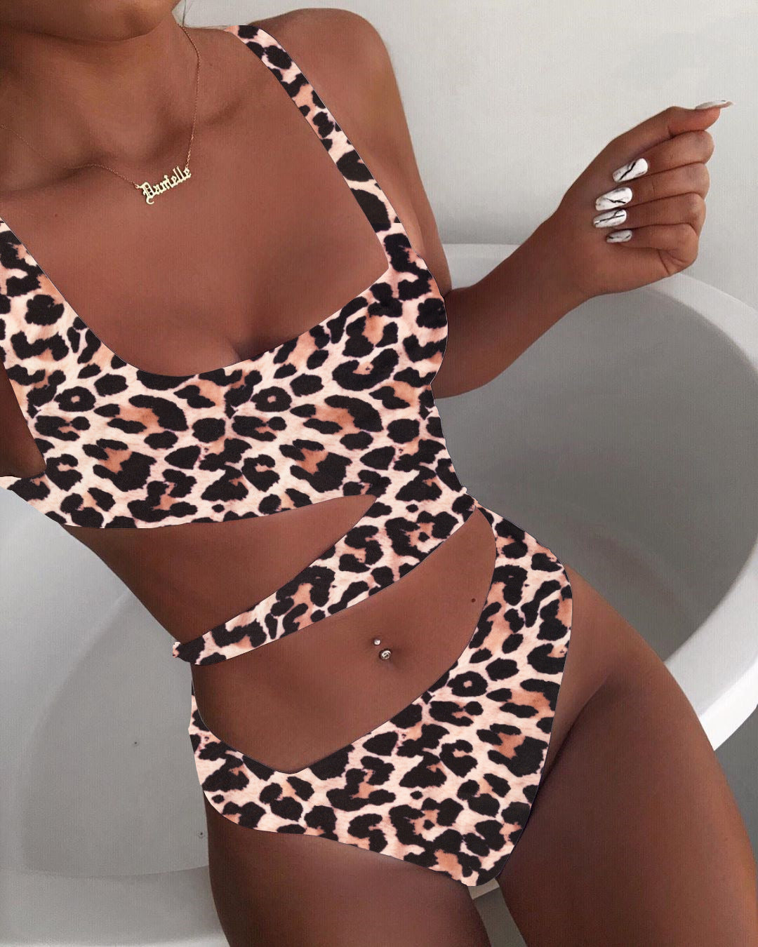 Damen Einteiler Badeanzug mit raffinierten Cut-Outs und modernem Design R&B