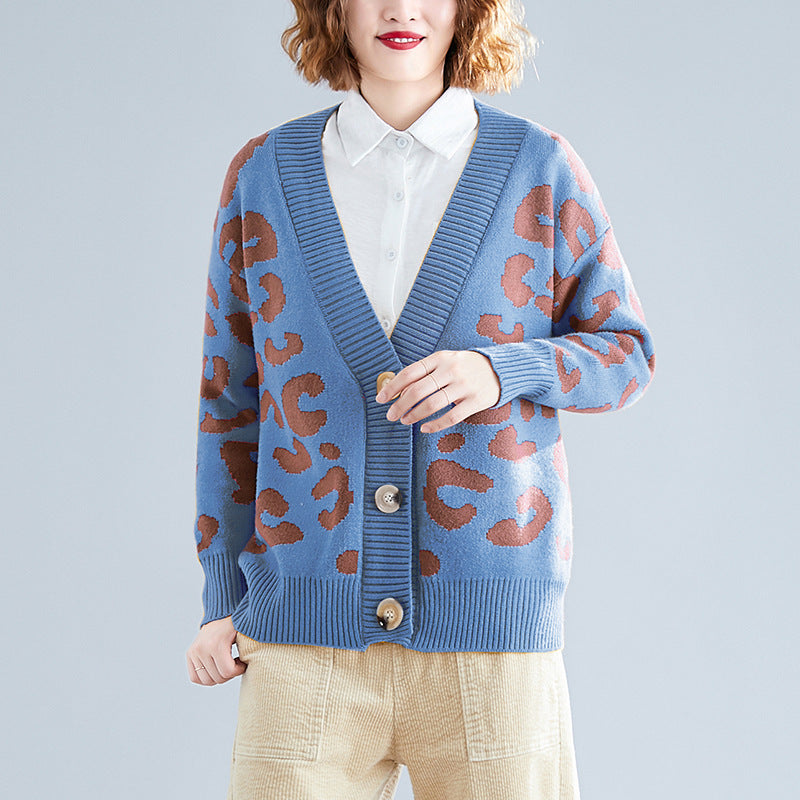 Damen Grobstrick-Cardigan mit auffälligem Leopardenmuster und großen Knopfdetails