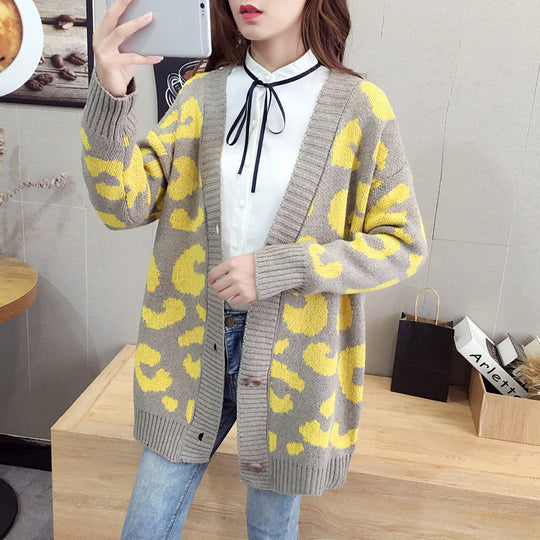 Damen Strickjacke mit modernem Leopardenmuster und praktischen Knöpfen R&B